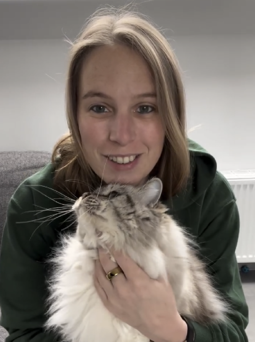 Kattentrimster Lisa houdt een langharige kat vast tijdens een rustige en persoonlijke verzorging.